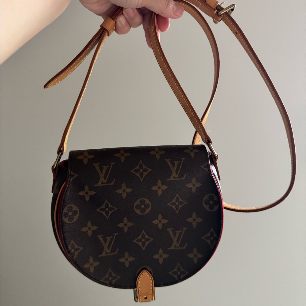 LV tambourine bag 💲1380